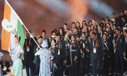 एशियन गेम्स का रंगारंग आगाज, मनु भाकर-पवन सहरावत ने लहराया तिरंगा