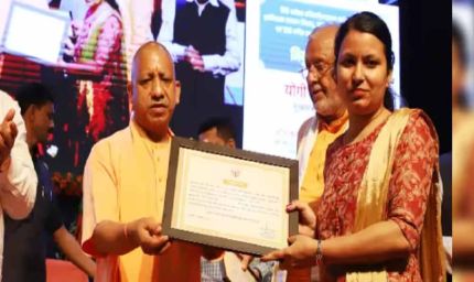 मुख्यमंत्री योगी आदित्यनाथ के हाथों नियुक्ति पत्र पाकर खिले अभ्यर्थियों के चेहरे, बोले- बिना भेदभाव मिली नौकरी