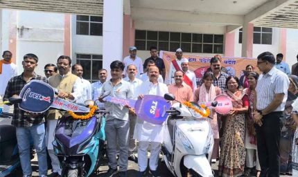 मुख्यमंत्री स्कूटी योजना के अंतर्गत 10 मेधावी विद्यार्थियों को प्रदान की गई स्कूटी