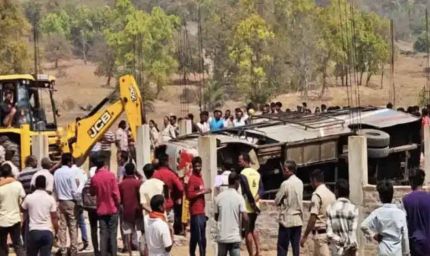 यात्रियों से भरी बस बेकाबू होकर पलटी, हादसे में एक की मौत और 20 घायल