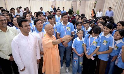 देवप्रयाग के मेधावी छात्रों ने किया गोमती बुक फेस्टिवल का भ्रमण, मिली ‘एग्जाम वॉरियर्स’ पुस्तक