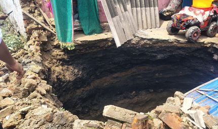 धनबाद में भू-धंसान से भरभराकर गिरा घर, 15 फीट चौड़ा-20 फीट गहरा गड्ढा बना