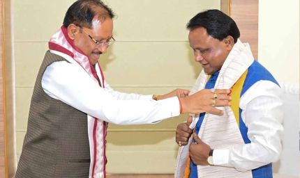 रायपुर : मुख्यमंत्री विष्णु देव साय ने ओडिशा के मुख्यमंत्री मोहन चरण माझी से की सौजन्य भेंट
