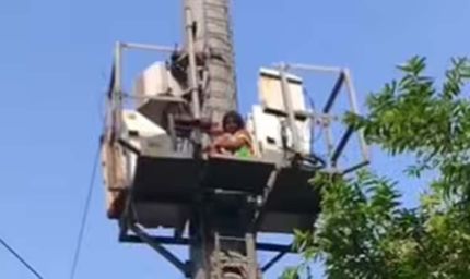 लखनऊ में CM आवास के पास टावर पर चढ़ी आगरा की महिला, पुलिस ने सुरक्षित उतारा