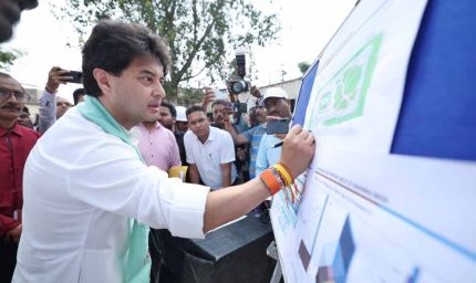 केंद्रीय मंत्री सिंधिया ने राज्य के मंत्रिगणों के साथ मल्टीलेवल कार पार्किंग का किया निरीक्षण