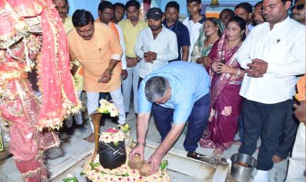 पर्यटन एवं संस्कृति मंत्री राजेश अग्रवाल ने कवर्धा में सिद्धेश्वर महादेव और संकट मोचन हनुमान मंदिर में की पूजा-अर्चना, प्रदेश की सुख-शांति, समृद्धि और जनकल्याण के लिए की प्रार्थना