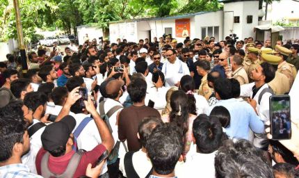 डिप्टी सीएम के आवास पर पहुंचे सैकड़ों फरियादी, त्वरित कार्रवाई से खिले चेहरे