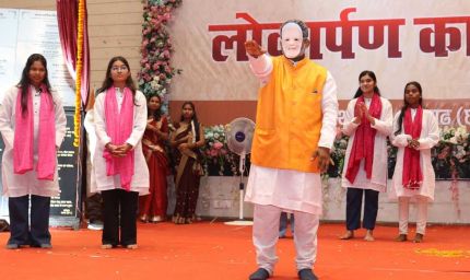 नमो सेवा-अनकही कहानियां : छात्रों ने प्रधानमंत्री  नरेन्द्र मोदी के 25 वर्षों की सेवा यात्रा का किया मंचन