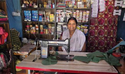 सेवा की कहानी: महतारी वंदन की राशि से यशोदा ने संवारा सिलाई का कारोबार