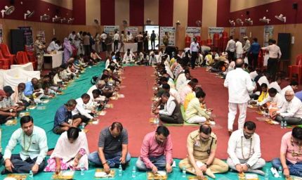 नेवता भोज में दिखी सामाजिक समरसता की मिसाल, एक साथ बैठे बैगा पुजारी, जनप्रतिनिधि और अधिकारी
