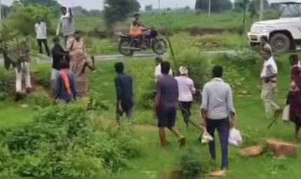 जंगल में अतिक्रमण जांच करने पहुंची टीम से ग्रामीणों की झूमाझटकी