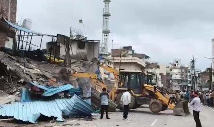 वाराणसी में जायका रेस्टोरेंट पर चला VDA का बुलडोजर, अवैध निर्माण पर कार्रवाई