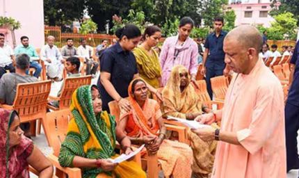 बारिश के बीच CM योगी का जनता दर्शन, करीब 200 फरियादियों की सुनी समस्याएं