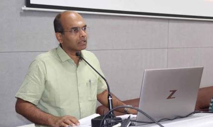सीएम हेल्पलाइन एवं संबल योजना के लंबित प्रकरणों के निराकरण में लापरवाही स्वीकार्य नहीं : श्रम सचिव रघुराज राजेन्द्रन