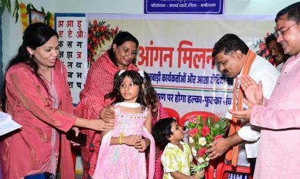 फूल लेकर आए नन्हे कदम, उप मुख्यमंत्री ने बच्चों को गोद में उठाया, बच्चों की मासूमियत ने जीता दिल