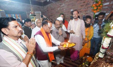मुख्यमंत्री विष्णु देव साय ने मदकूद्वीप के प्राचीन मंदिरों में की पूजा-अर्चना