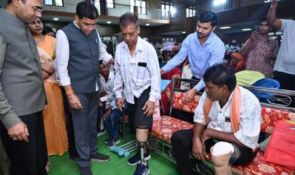 बलौदाबाजार में राजस्व मंत्री  टंक राम वर्मा ने दिव्यांगजनों को बांटे सहायक उपकरण