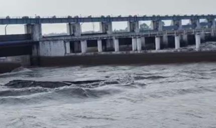 यूपी में भारी बारिश से उफनी नदियां, 7 जिलों में बाढ़ का अलर्ट