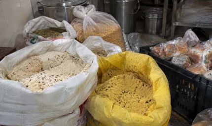 अलवर मेडिकल कॉलेज की मैस में बड़ा खुलासा, 70 किलो खाद्य सामग्री में मिली इल्लियां