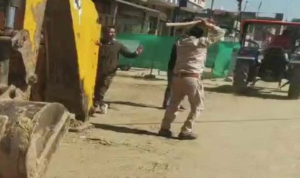 पुलिस को देख रेत माफियाओं ने संकरी गलियों में दौड़ाए ट्रैक्टर, कार भी घसीटी