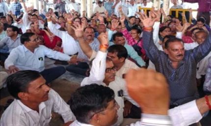 भोपाल के नीलम पार्क में हजारों शिक्षक धरने पर, अनिश्चितकालीन आंदोलन शुरू