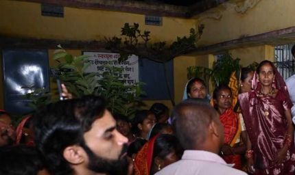 बाढ़ पीड़ितों के बीच पहुंचे राजस्व मंत्री  टंक राम वर्मा