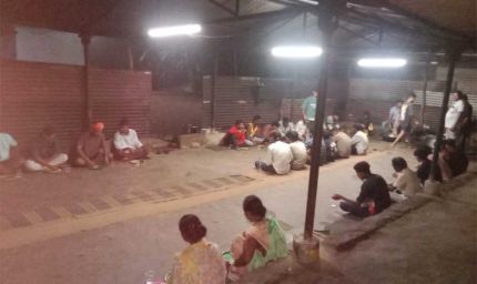 नेलसनार में बाढ़ के बीच जिला प्रशासन की मानवीय पहल, बाढ़ में फंसे यात्रियों को कराया भोजन