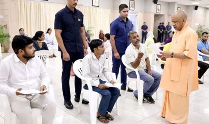 जनता दर्शन में बुजुर्ग की पीड़ा सुन भावुक हुए CM योगी, आरोपियों पर सख्त कार्रवाई के निर्देश