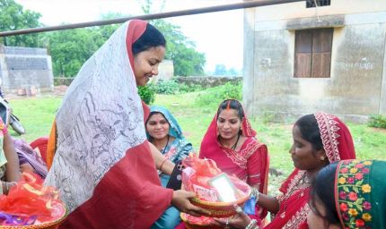 मंत्री  लक्ष्मी राजवाड़े ने आंगनबाड़ी केंद्रों में बच्चों को कराया न्योता भोज, माताओं को भेंट किए मुनगा के पौधे