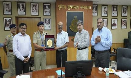 उत्तर पूर्वी पुलिस अकादमी के प्रशिक्षु पुलिस अधिकारियों ने की पुलिस महानिदेशक से भेंट