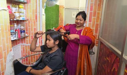 हुनर ने दी आत्मनिर्भरता की राह, ब्यूटी पार्लर से किरण को हर माह 12 से 20 हजार रुपये तक की आय
