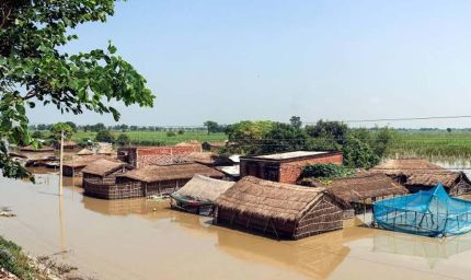 बिहार में गंडक का कहर, दो जिलों में तटबंध टूटे; गांवों में बाढ़ का खतरा