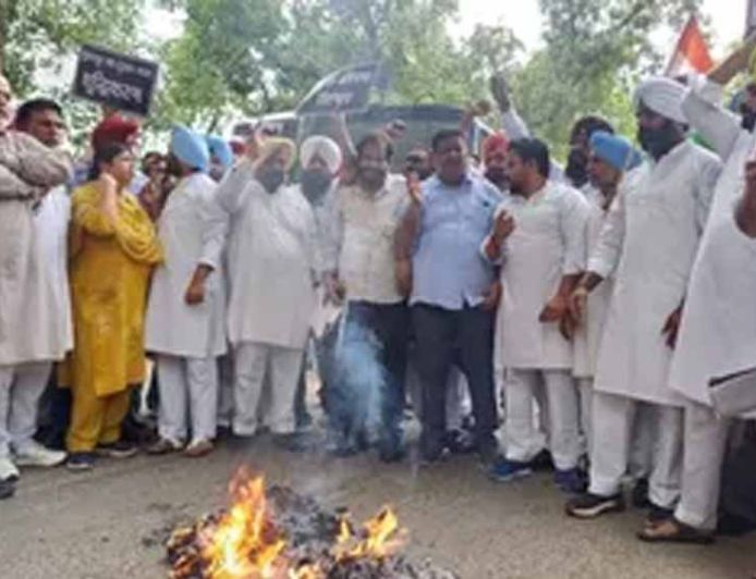 राहुल गांधी और राजा वड़िंग के समर्थन में पंजाब कांग्रेस का जोरदार प्रदर्शन, कई समर्थक हिरासत में