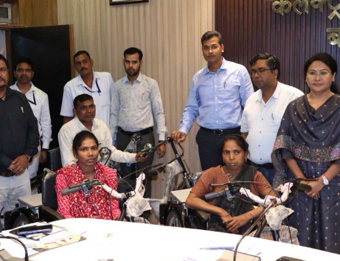 तीन दिव्यांगजनों की राह हुई आसान, मिली ट्राईसिकल बोले 'धन्यवाद विष्णु भैया'