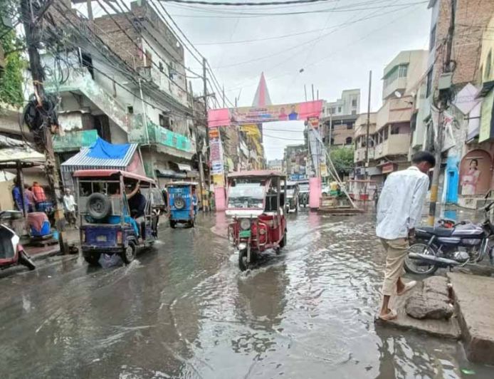 पटना में बारिश से जलजमाव, सड़क-गलियों से स्कूल और मंडी तक पानी ही पानी