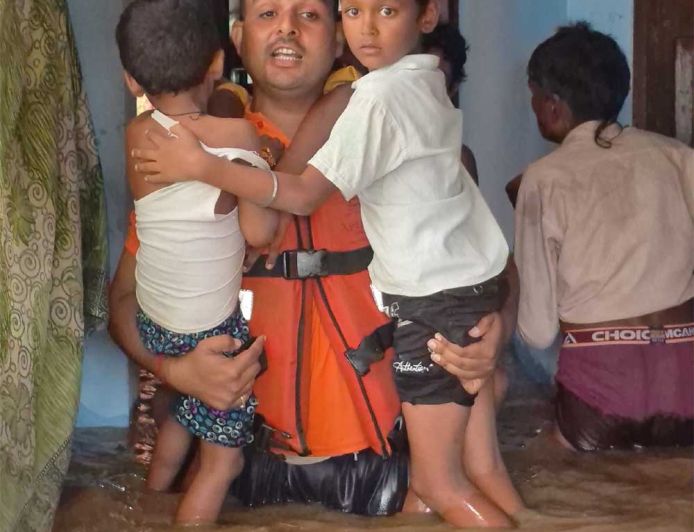 चित्रकूट में मंदाकिनी की बाढ़ में फंसे 150 लोगों को सुरक्षित निकाला, योगी सरकार का राहत तंत्र सतर्क
