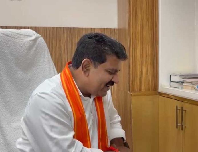 कवर्धा मेडिकल कॉलेज में प्रवेश लेने वाले जिले के प्रथम छात्र हिमांशु को उप मुख्यमंत्री  विजय शर्मा ने फोन कर दी बधाई एवं शुभकामनाएं