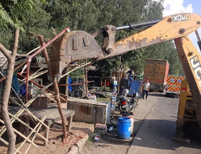 करनाल में NH-44 पर NHAI का अतिक्रमण विरोधी अभियान, हटाए अवैध कब्जे