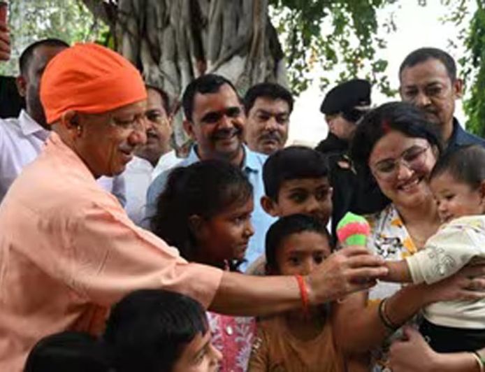 जन्माष्टमी के बाद बच्चों से मिले CM योगी, चॉकलेट-खिलौने पाकर खिल उठे मासूमों के चेहरे