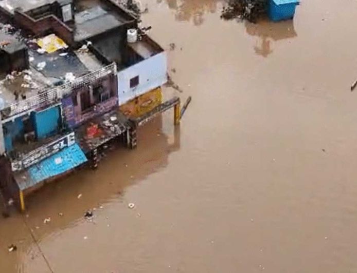 चित्रकूट में बाढ़ के 5 दिन बाद भी तबाही के निशान, घर-दुकानों में कीचड़ से सैंकड़ों गृहस्थियां बर्बाद