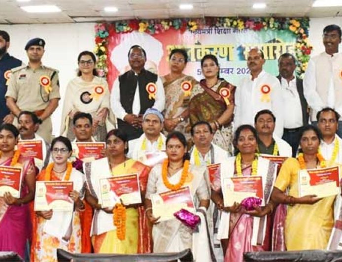 शिक्षक दिवस पर बलरामपुर में जिला स्तरीय समारोह- 21 उत्कृष्ट शिक्षक ज्ञानदीप और शिक्षादूत पुरस्कार से सम्मानित