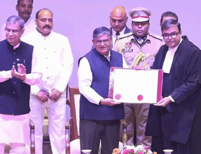 पंजाब के विरोध के बीच अश्वनी कुमार मिश्रा बने हाईकोर्ट के चीफ जस्टिस, गवर्नर हाउस में ली शपथ