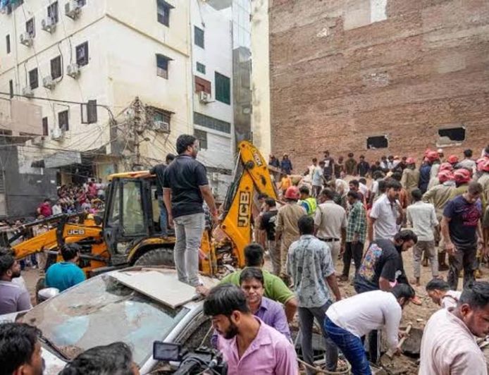 दिल्ली के सत्य निकेतन में 5 मंजिला इमारत भरभराकर गिरी, 6 की मौत; CCTV में कैद हुआ हादसा