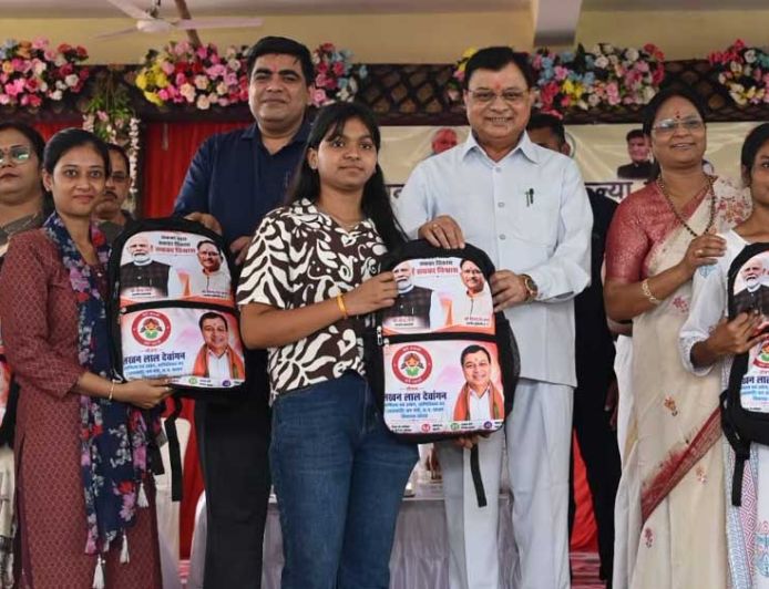 रायपुर : एजुकेशन किट वितरण- उद्योग मंत्री लखन लाल देवांगन ने 1500 छात्राओं को दी सौगात, कॉलेजों में विशाल डोम निर्माण की घोषणा
