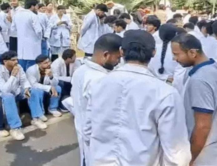 स्टाइपेंड बढ़ाने की मांग पर अड़े MBBS इंटर्न डॉक्टर, पुलिस कार्रवाई के विरोध में सरकारी अस्पतालों की OPD बंद