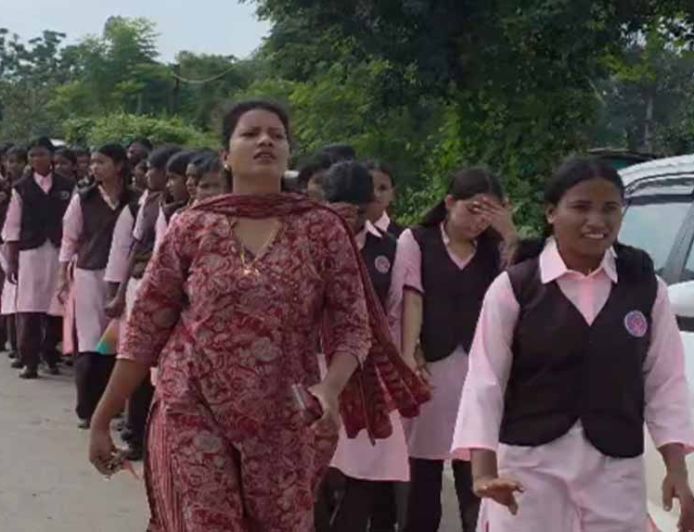 बिजली और क्लास की मांग को लेकर छात्राओं का पैदल मार्च, कलेक्ट्रेट पहुंचकर जताया विरोध