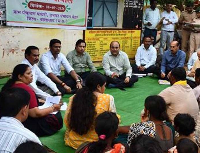 संभागायुक्त ने बालाघाट के पाथरी ग्राम में की रात्रि चौपाल