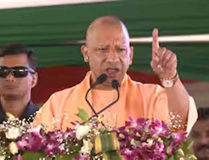 मुख्यमंत्री योगी ऊंचाहार में आयोजित श्री शिव महापुराण कथा के तीसरे दिन कथा श्रवण करने पहुंचे