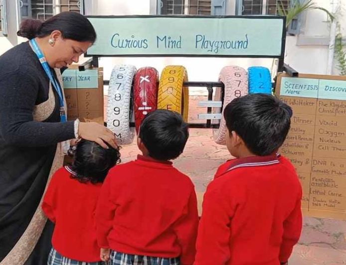 भोपाल के सरकारी स्कूल की अनोखी पहल, कबाड़ से बन रहे विज्ञान-गणित के मॉडल; बच्चों के लिए पढ़ाई हुई आसान