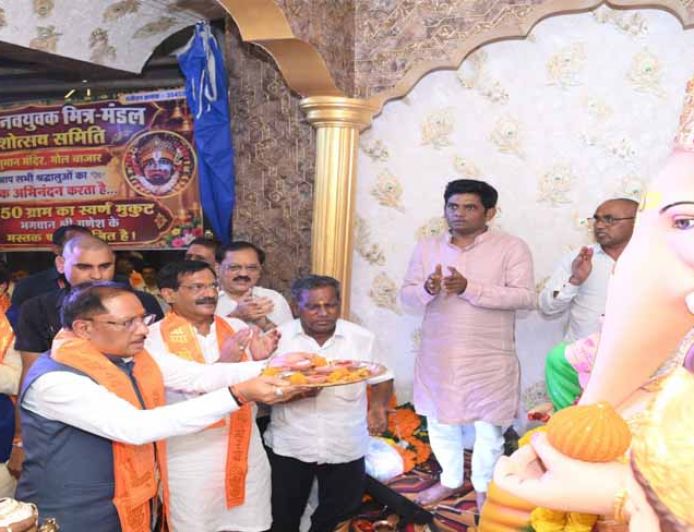 117 साल पुरानी गणेशोत्सव परंपरा में शामिल हुए CM साय, गोल बाजार में किए विघ्नहर्ता के दर्शन